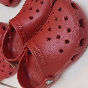 NWT Croc Caymen in ruby red